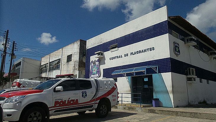 Jovem baleado ameaça idoso com arma para ser levado a hospital de Maceió