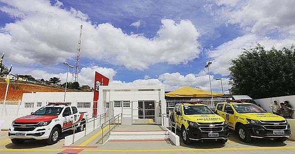 Ambulante é presa suspeita de matar cão com sanduíche envenenado, em Maceió