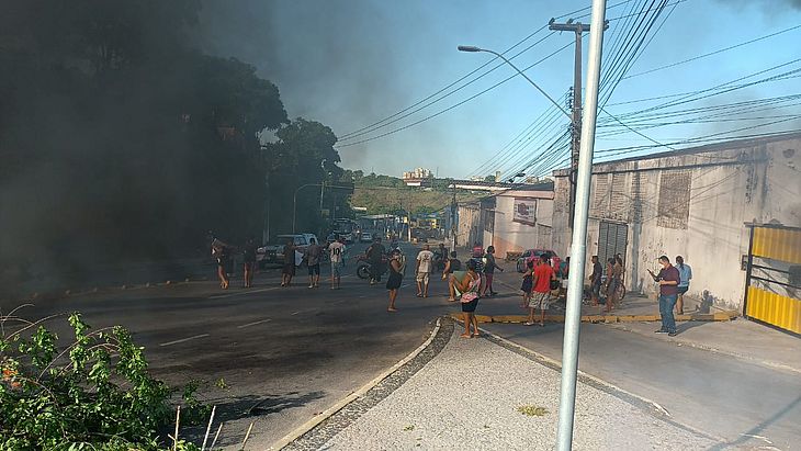 Moradores do Jacintinho fecham a Leste Oeste para cobrar obras de contenção da Prefeitura