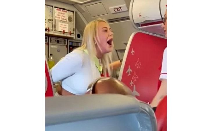 Mulher é expulsa de avião após se irritar com choro de bebês e agredir tripulação