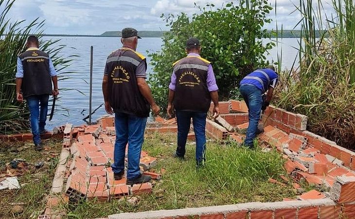 Prefeitura retira construções irregulares às margens da Lagoa Mundaú