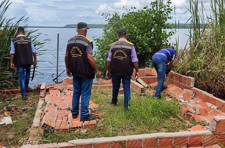 Prefeitura retira construções irregulares às margens da Lagoa Mundaú