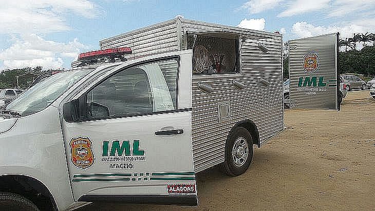 Corpo de homem é encontrado com marcas de tiros dentro de mercearia, em Maceió