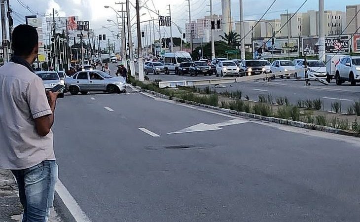 Duas pessoas ficam feridas após carro bater em poste na Avenida Menino Marcelo