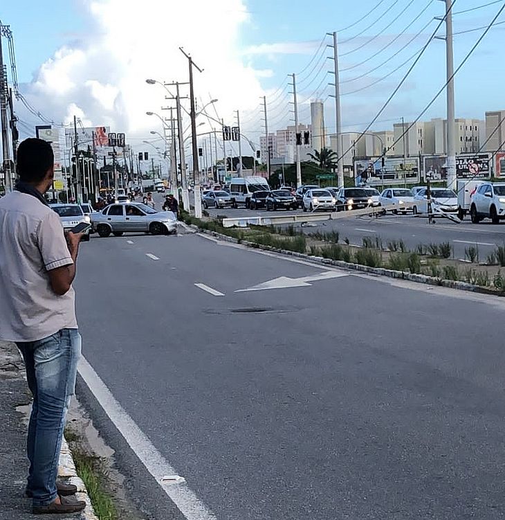 Duas pessoas ficam feridas após carro bater em poste na Avenida Menino Marcelo