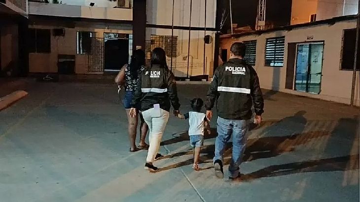 Mãe tenta vender filha de 2 anos em anúncio no Facebook e acaba presa