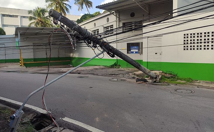 Rota alternativa no Farol é interditada após motorista colidir e derrubar poste