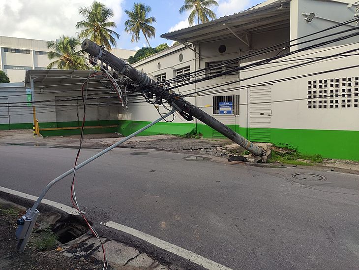 Rota alternativa no Farol é interditada após motorista colidir e derrubar poste