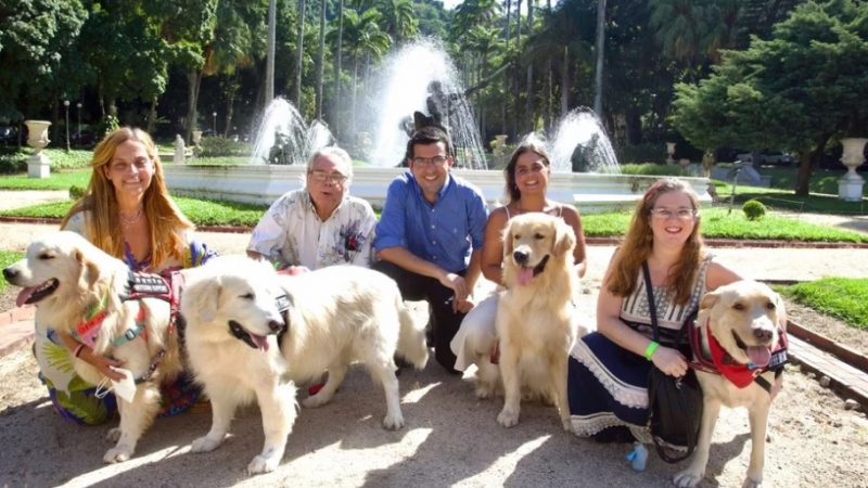 Cerimônia entrega as primeiras carteirinhas de cães de suporte emocional do RJ