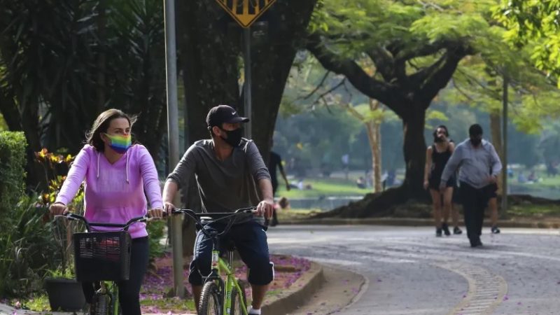 Cidade de SP acena para liberação de máscaras em locais abertos, mas aguarda decisão do estado