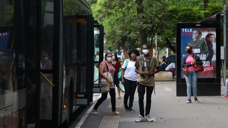 Pelo menos 20 capitais e o Distrito Federal já flexibilizaram uso de máscaras