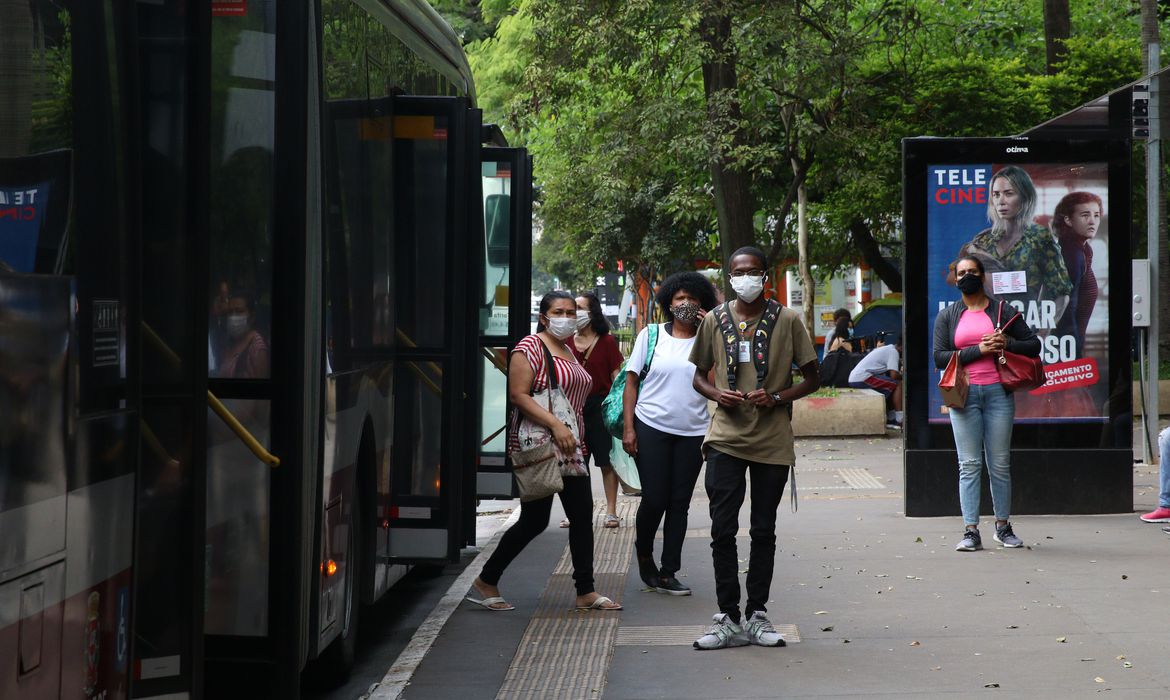 Pelo menos 20 capitais e o Distrito Federal já flexibilizaram uso de máscaras