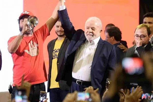 Com políticos e artistas, PT lança pré-candidatura de Lula e Alckmin