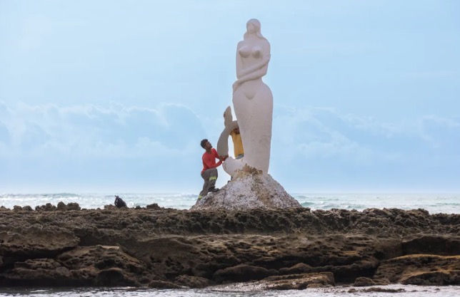 Escultura de sereia de 1964 instalada em praia de Maceió passa por restauração