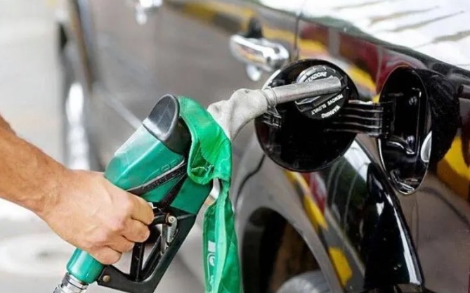 Gasolina fica mais barata pela quinta semana seguida nos postos
