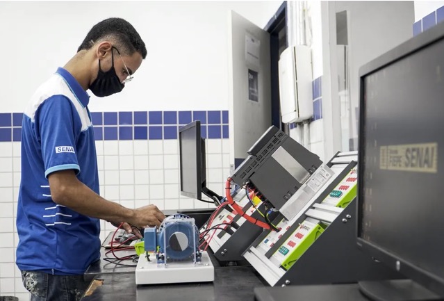 Programa oferece 530 vagas em cursos gratuitos para jovens em Maceió; veja como se inscrever