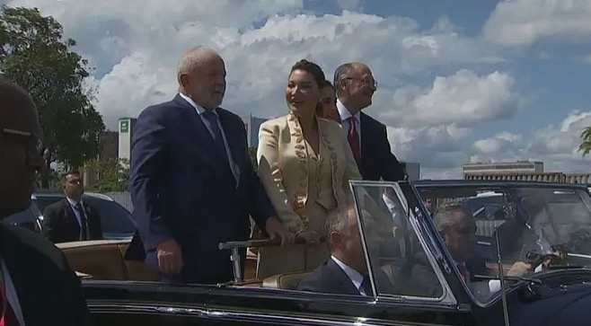 Lula e Alckmin desfilam em carro aberto para cerimônia de posse