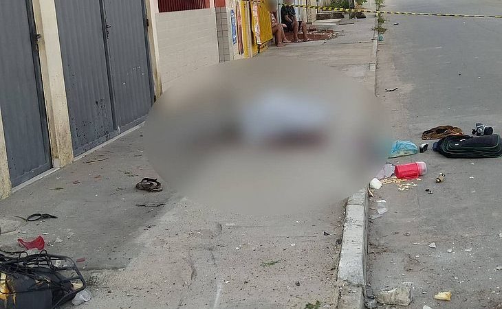 Dois suspeitos de roubo morrem após carro bater em moto em Cidade Universitária