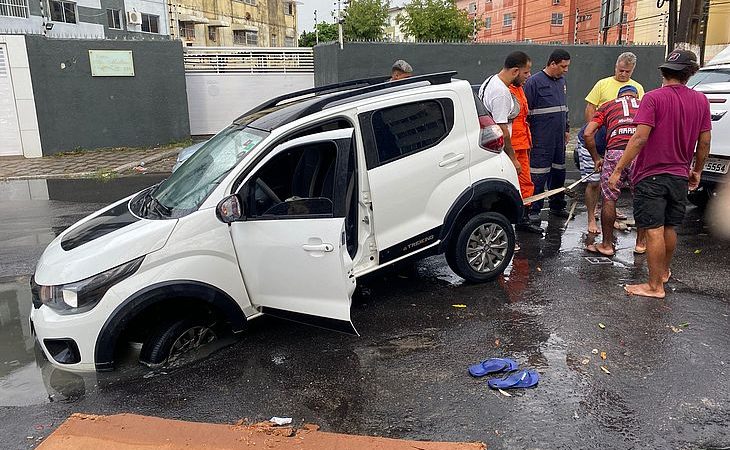 Chuva causa transtornos em bairros de Maceió; carro cai em buraco no Santo Eduardo