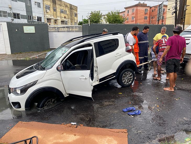 Chuva causa transtornos em bairros de Maceió; carro cai em buraco no Santo Eduardo