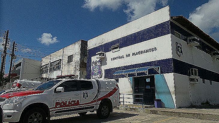 Passageira de carro de aplicativo é presa ao ser flagrada com drogas no Benedito Bentes