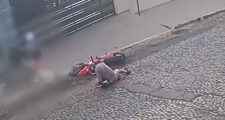 Homem cai de moto ao tentar passar mão em mulher e é indiciado sob suspeita de importunação