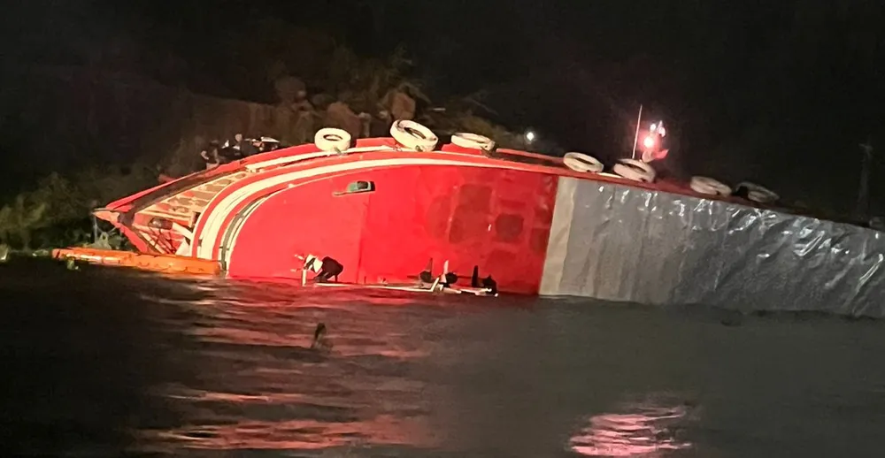 Mais de 40 pessoas são resgatadas de naufrágio na orla de Manaus