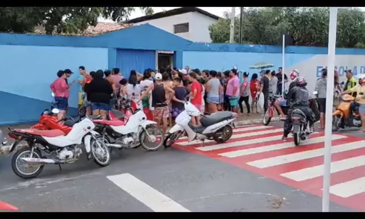 Jovem entra em escola em Arapiraca e fere porteiro com caco de vidro; estado da vítima é grave