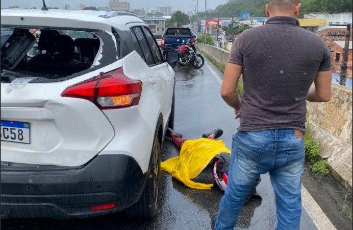 Carro e moto chocaram- se em viaduto no bairro do Poço.