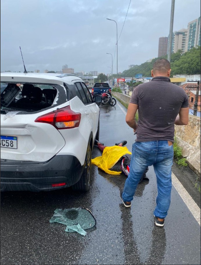 Carro e moto chocaram- se em viaduto no bairro do Poço.