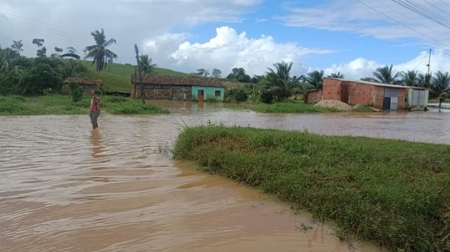 Rio Jacuípe é transbordado e deixa população da Bahia em alerta.