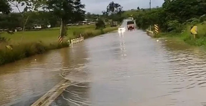 O trecho da BR-101 passa ser alagado por contas das altas chuvas em Alagoas