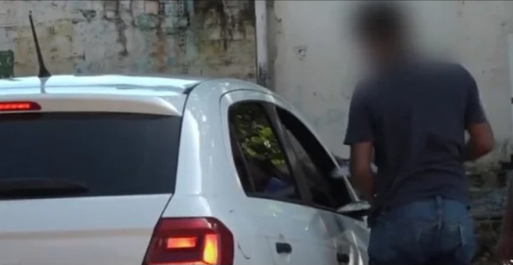 Moradores vendem placas atingidas pelas fortes chuvas em suas ruas alagadas