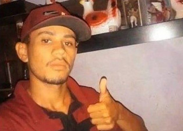 Um jovem de 23 anos foi conduzido por um Riacho depois das fortes chuvas