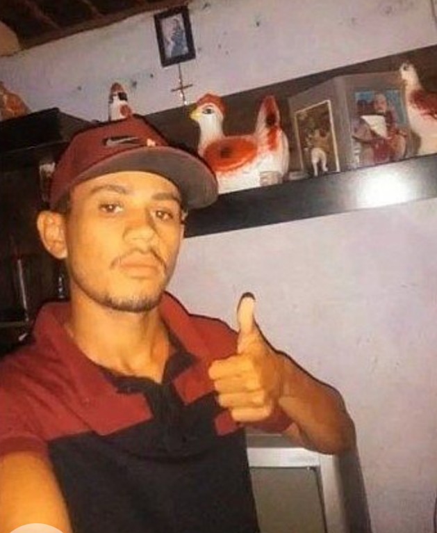 Um jovem de 23 anos foi conduzido por um Riacho depois das fortes chuvas