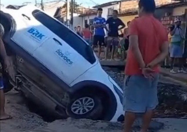 Carro da BRK para em buraco na cidade de Rio Largo