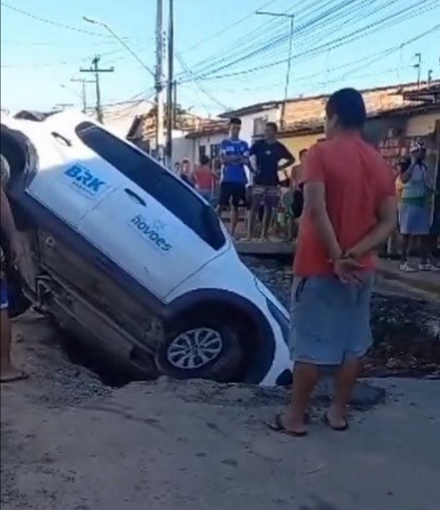 Carro da BRK para em buraco na cidade de Rio Largo