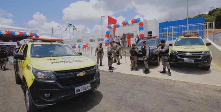 Dois menores foram levados por militares ao andarem pelas ruas de moto, em Taquarama