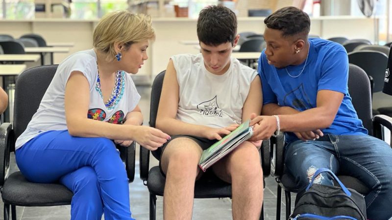 Estudantes com TEA se encantam com livros na biblioteca municipal