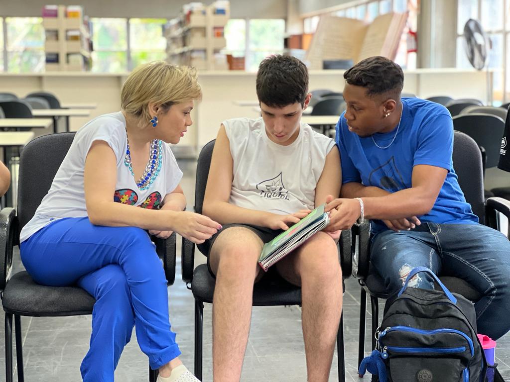 Estudantes com TEA se encantam com livros na biblioteca municipal