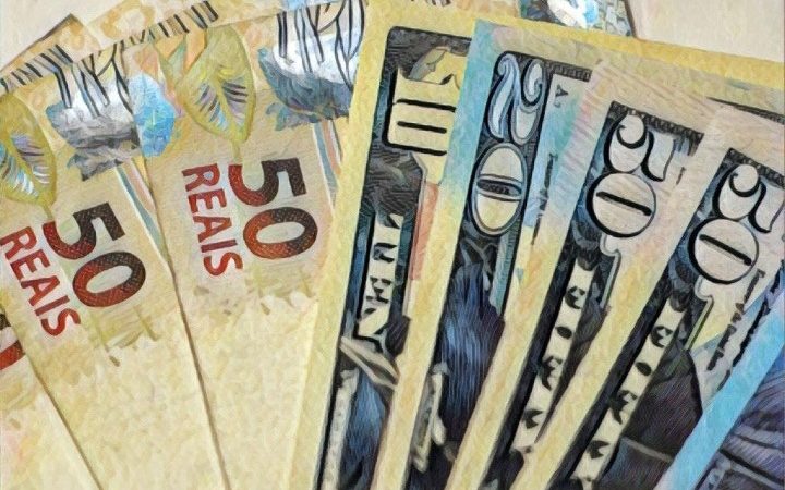 Dólar hoje 25/08: fecha em queda com divulgação da prévia da inflação e discurso de Powell