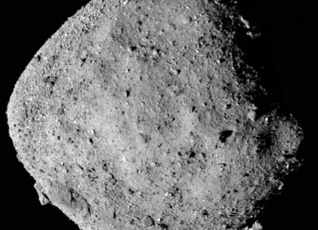 Maior amostra de asteroide já coletada cai de paraquedas nos EUA