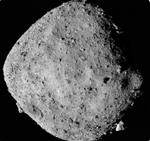 Maior amostra de asteroide já coletada cai de paraquedas nos EUA