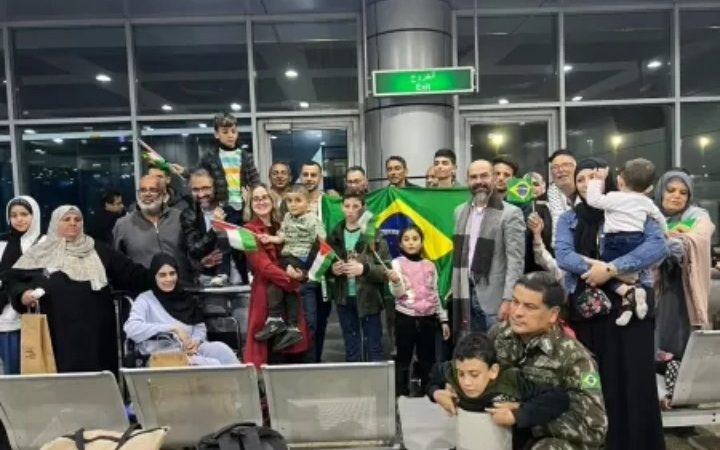 Lula almoça com grupo de repatriados de Gaza no Natal