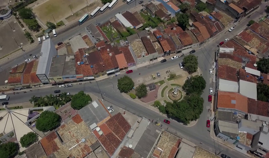 Dois suspeitos de bicicleta assaltaram uma mulher e levaram sua bolsa com documentos, em Arapiraca