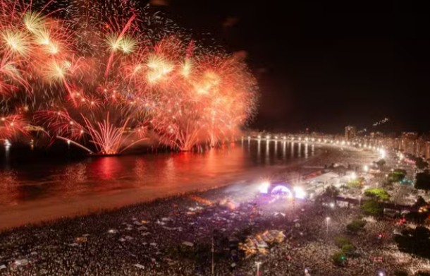 Feliz 2024! Rio dá boas-vindas ao ano novo com queima de fogos acompanhada de orquestra e show de drones