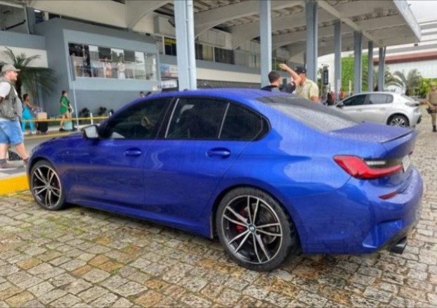 Quatro pessoas morrem após serem encontradas desacordas dentro de BMW em Balneário Camboriú