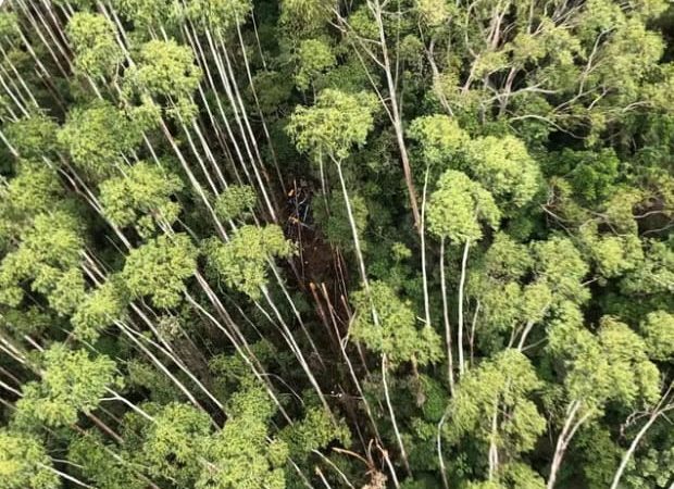 Helicóptero que sumiu com 4 a bordo é encontrado em Paraibuna (SP)