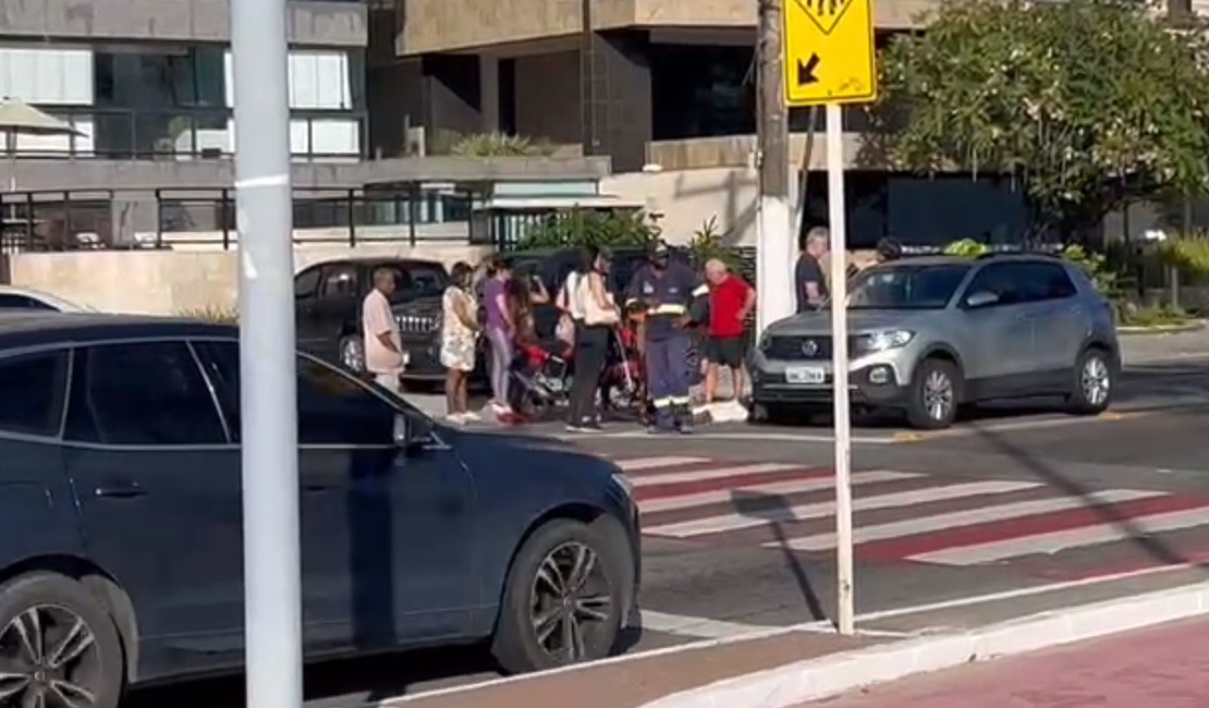 Colisão entre carro e moto deixa homem ferido na Avenida Álvaro Otacílio