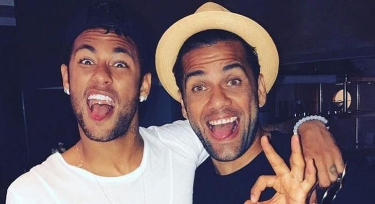 Dinheiro sigiloso de Neymar, para ajudar Daniel Alves, pode prejudicar ainda mais o amigo, preso por estupro na Espanha